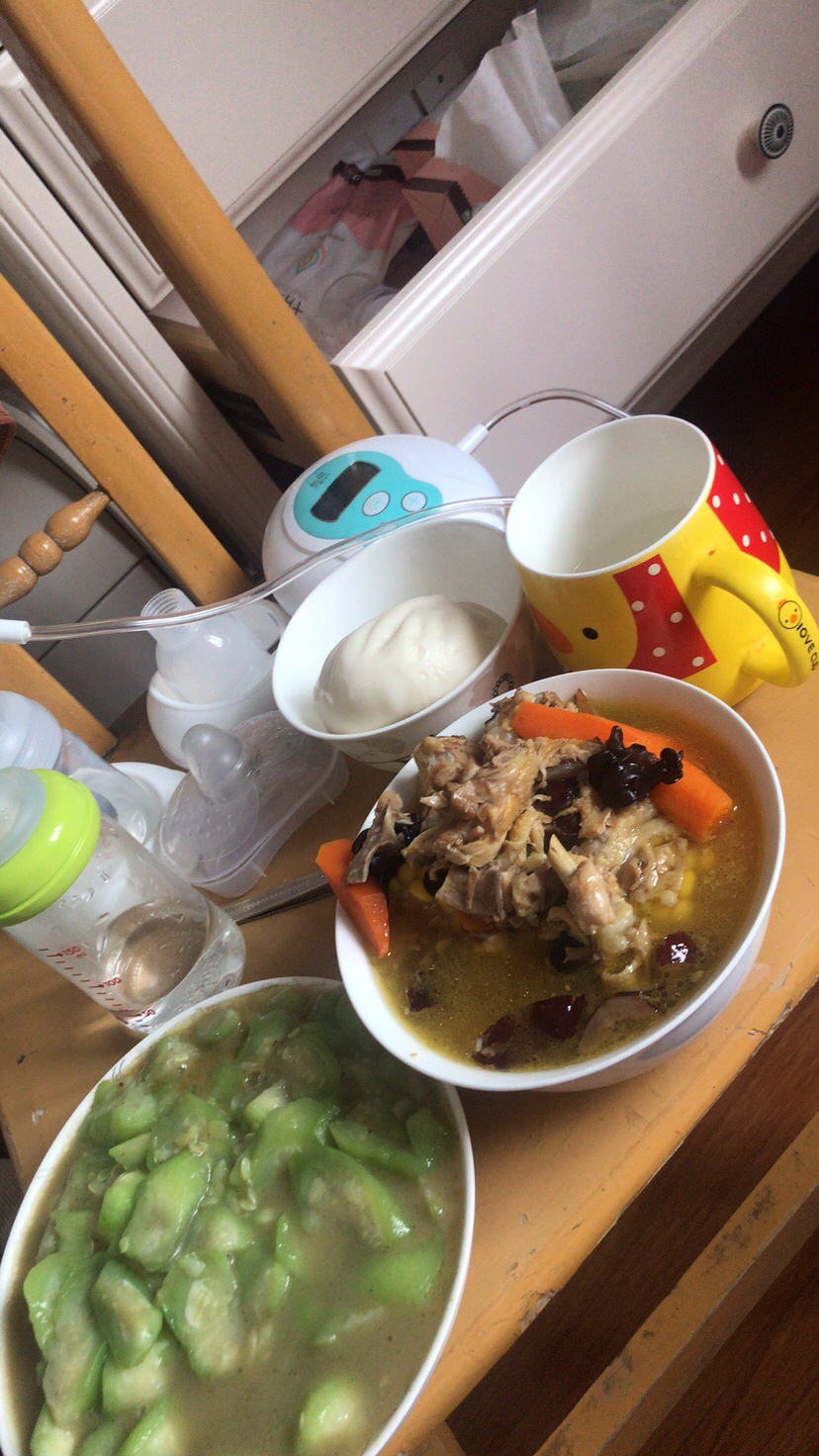 丝瓜  粉条包子  玉米➕胡萝卜➕黑木耳➕红枣➕公鸡汤