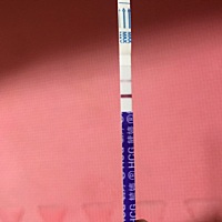 亲们 能不能帮我看下这是怀孕了吗？ 有根淡淡的粉色不敢确定 怕是假阳性。这个月月经已经推迟4天了 身体...