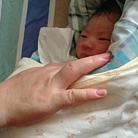 25号中午破腹产王子一枚！23号晚上22点破水住院！肚子不疼！24号早上打催产素到晚上12点左右肚子3分钟疼...
