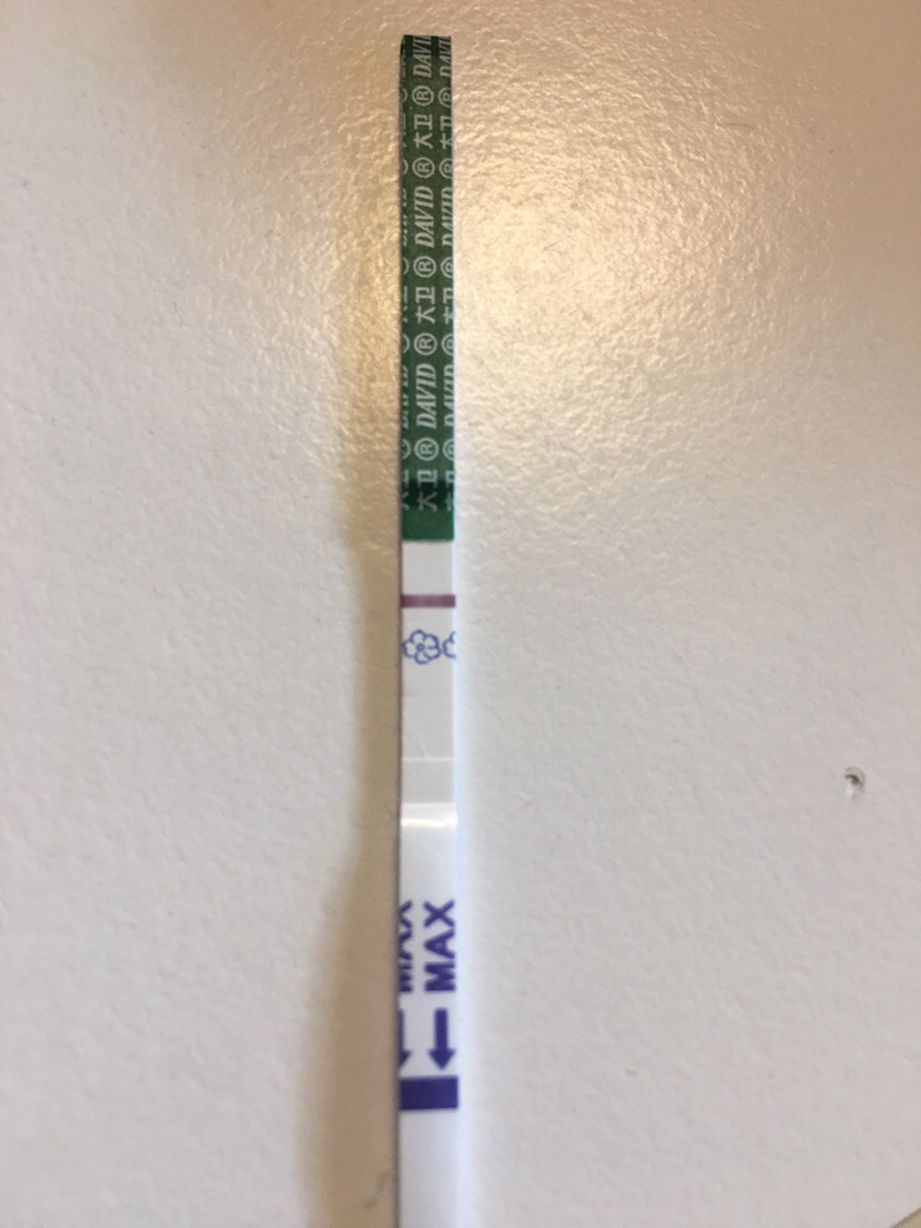 麻烦各位看一下 这个有没有第二条印子 我看的眼都花了 好像看到一侧有印子 。。。又好像没有。。🙄
