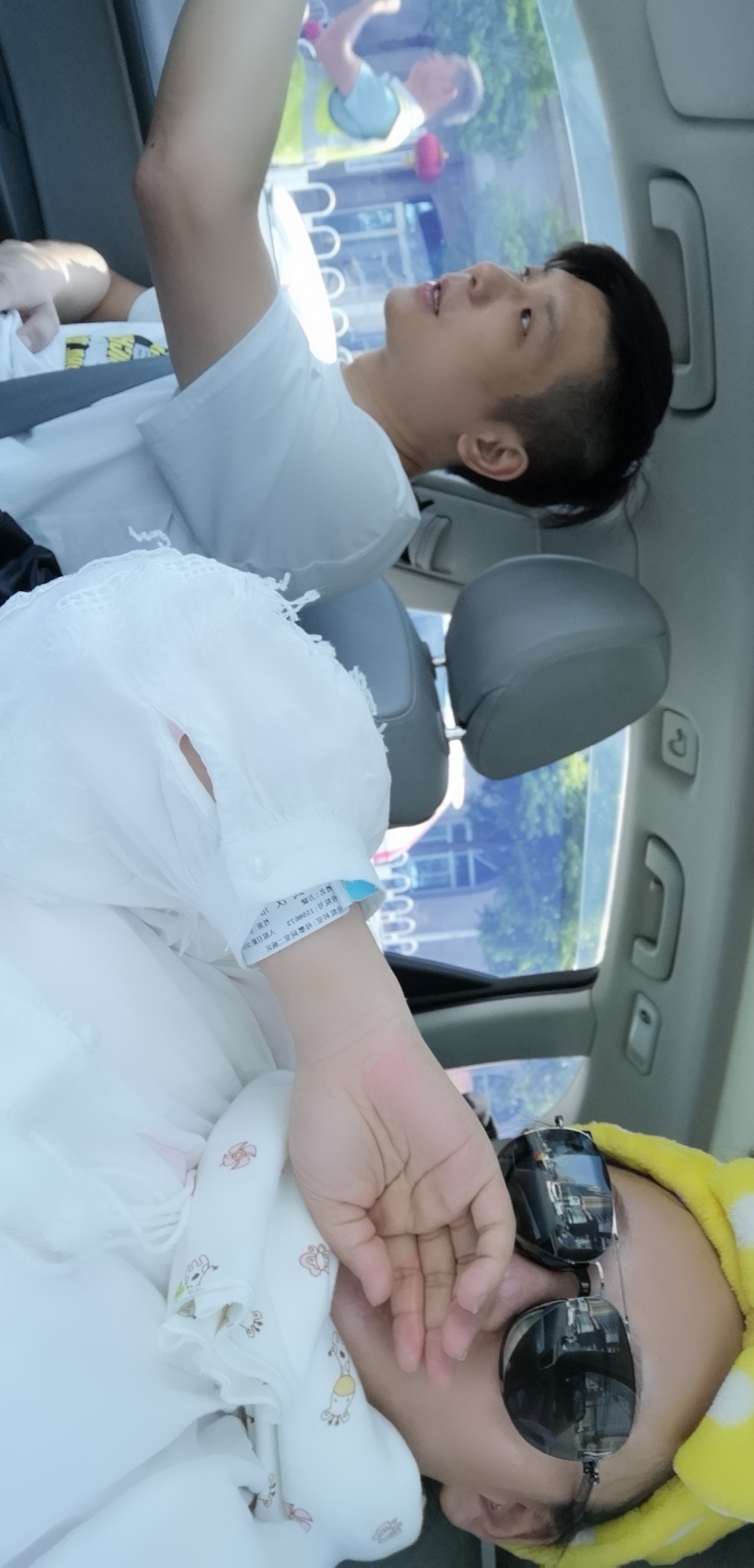 我也被包得像个粽子，完全胖子一枚，感觉是先生的两个。😭😭😭😭😭😭
连月嫂都说 现在和我以前差别太大了，就像整容了😓😓所以说人真的不能胖😭😭😭