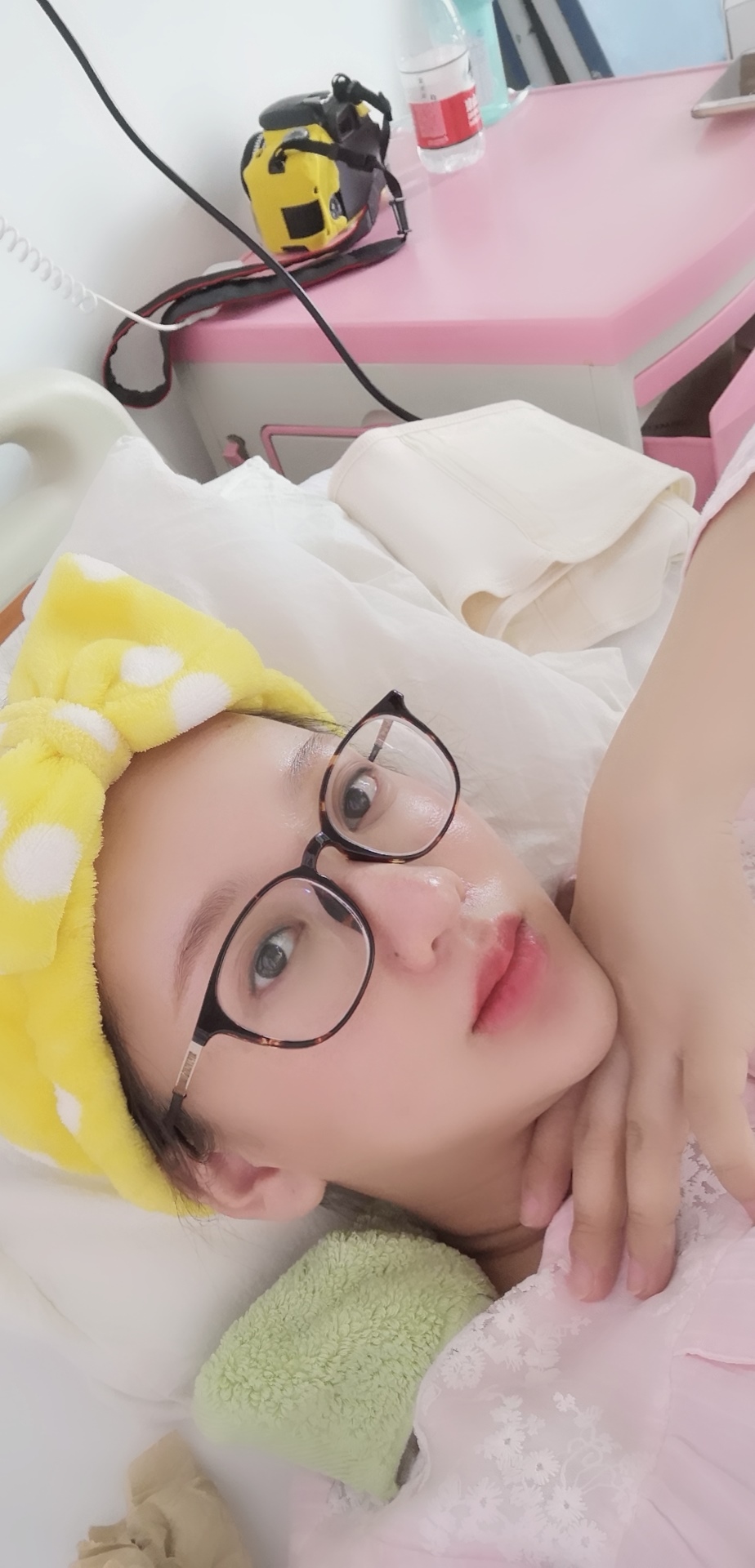 我出院前拍的一张照片😜😜😜
脸上的肉还是有好多😓😓
不过剖腹产后 为了恢复好，我第二天下床走路排气 排尿 排便我是第四天后晚上。终于排出来了。😄😄