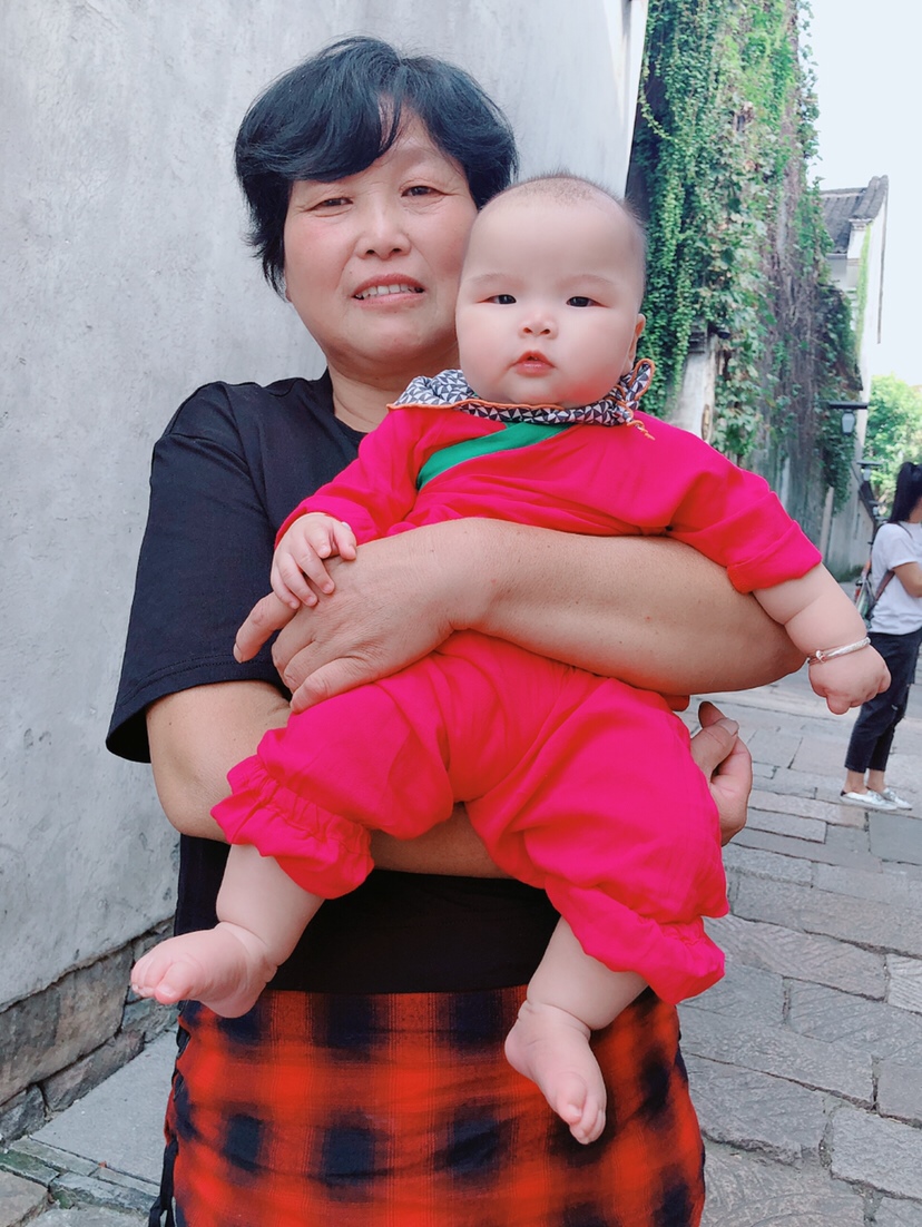 奶奶去裁缝店给宝贝做了两套这样的衣服穿起来好醒目哦，
