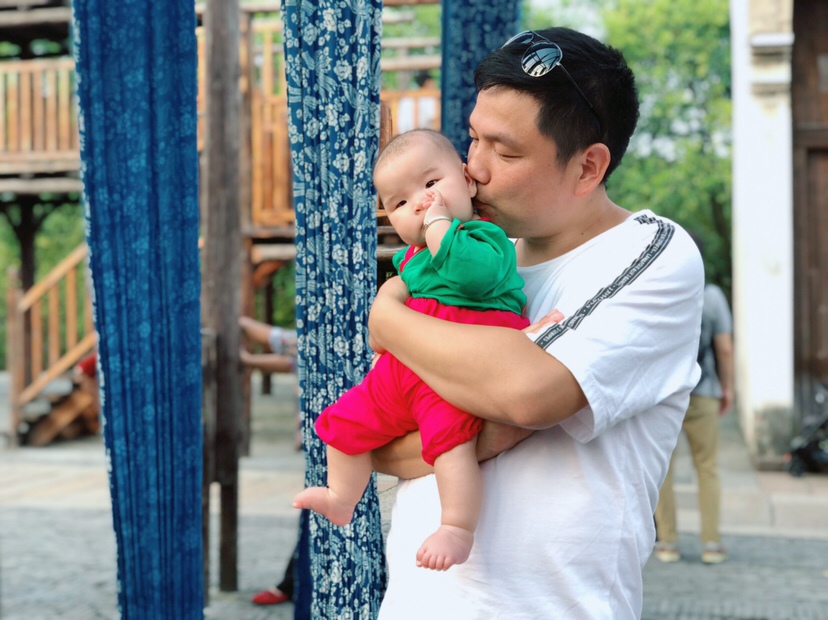 爸爸亲亲宝贝，㊗️宝贝快乐成长
爸爸妈妈 爷爷奶奶爱你哟