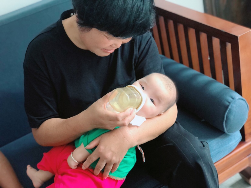 宝贝吃的棒棒，吃的母乳，吸出来吃，这样奶奶 爸爸方便喂，减轻妈妈的工作❤️