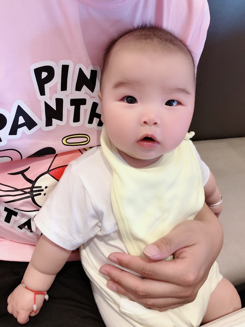 还是对妈妈笑一笑要奶喝吧❤️😄