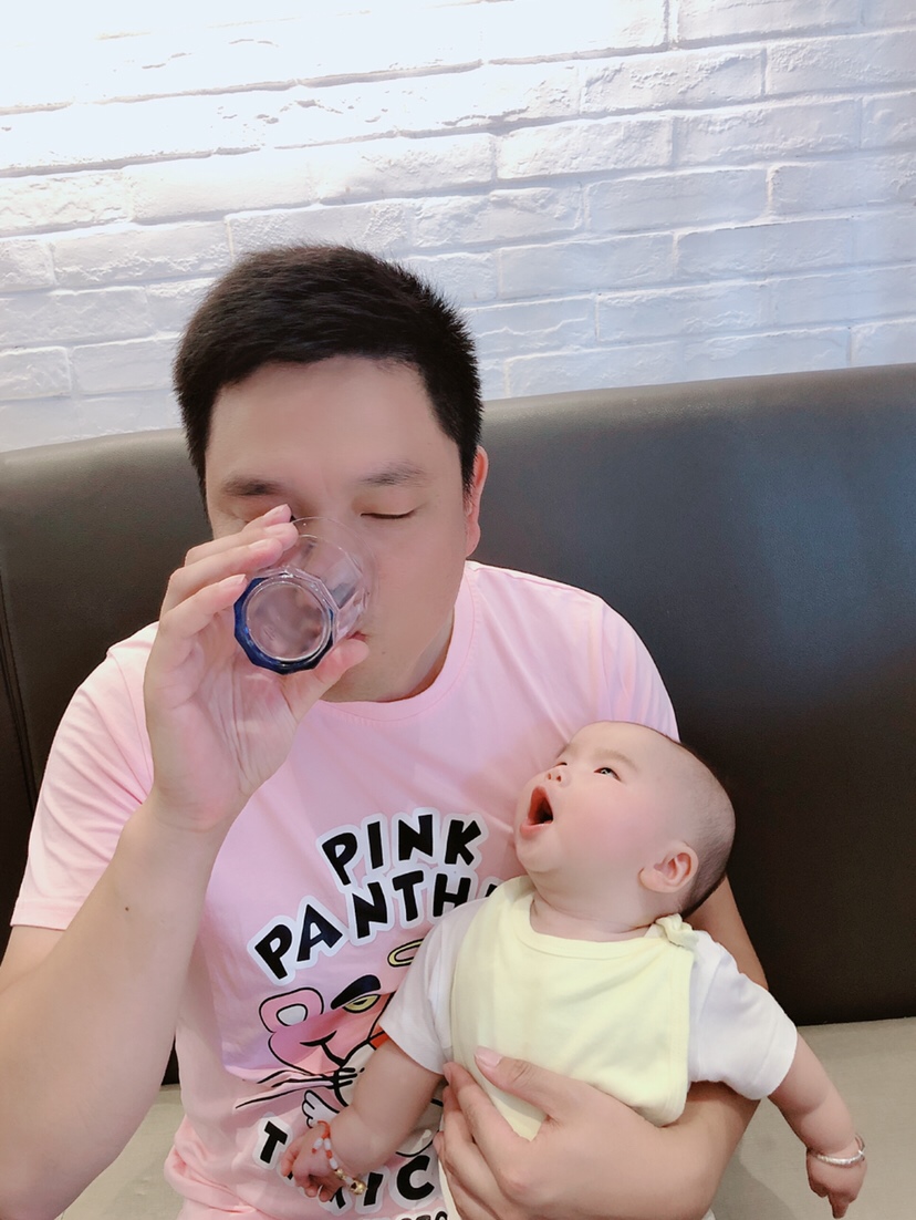 爸爸要喝完了，嘴巴长这么大也没喝到