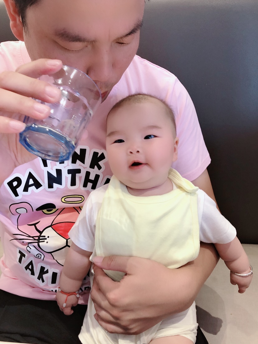 看爸爸喝水