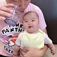 😄亲爱的爸爸“不给喝的” 馋啊 看爸爸喝水 有点馋 爸爸要喝完了，嘴巴长这么大也没喝到 还是对妈妈笑...