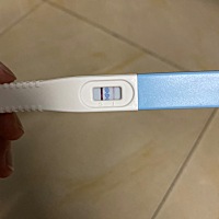 想问一下这是怀孕了吗？为什么怀孕了会有一点点黑色的东西像月经快来完的时候
