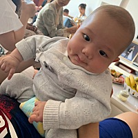 嘿，一百天的大胖小子！都说像半岁的啦，没有多少奶，一直发发不出来，太能吃奶粉，养不活系列啊。
