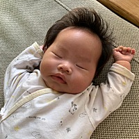 那么可爱的宝宝，你爸爸竟然不喜欢你，我问他 不喜欢小孩为什么还要我留下你，他竟然告诉我他以为他自己...