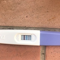 这是早上的晨尿的结果，比较浅。应该算怀上了吧。 29号晨尿 28号晚上11点多，尿检测