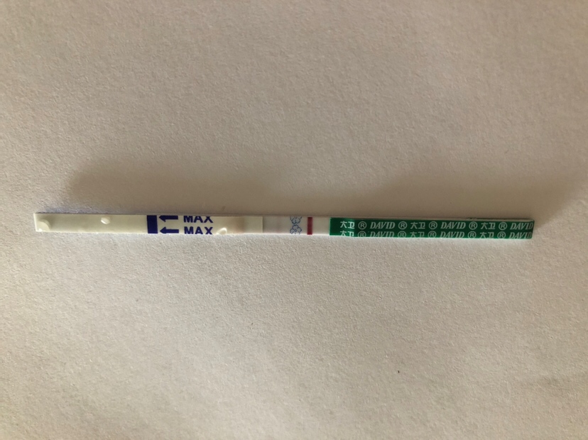 各位小姐姐小仙女，🌹我上次例假9月1号晚上，排卵日16号，今天测出来有一点红印子。🙀
但是我有胸痛的感觉，左边小腹有点隐隐的不舒服，感觉快来大姨妈的。

但是不知道为什么会有红印子？
不懂是有了还是继续观察？