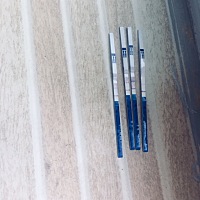 月经期第三天，连着用试纸测了两天都是这样，昨晚上开始一直都是小腹胀痛，腹泻，这是怀孕的正常现象么