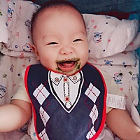 有时候想你长大了就会离开妈妈身边，心里就好难受，妈妈真希望你慢一些长大，虽然你现在很粘人不过妈妈...