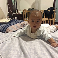 5个多月宝宝，感觉斗鸡眼，正常？很担心