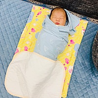 第一次见面你满脸通红哭啼不止  我脸色苍白 满是欢喜 我爱你 ❤️ 没有期限 所求不多一生平安健康 我亲...