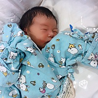 求助大家一个问题：明明有奶水，乳房也很胀，可是喂了半个小时以后，宝宝还是饿，还得和奶粉给她喝才能...