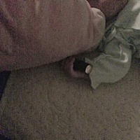 俺儿睡觉老是举手乱抓害怕，我放个口红给他手里哈哈哈哈哈哈哈
