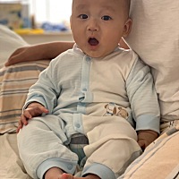 宝宝五个多月已经18.4斤了，妈妈回家了我自己一个人带宝宝，这几天国庆店里人多，我就只能自己带宝宝自...
