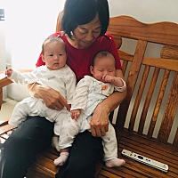 宝宝两个月零九天，开始进入认生期，尤其右边的小圆圆晚上回家开始认妈妈，虽然白天我不是全程带她们依...