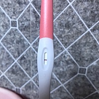 第一个是网上买的试了四五次都是一条杆，早上又去药店买了可丽蓝显示 ，月经从8月12号后就没有来了，这...
