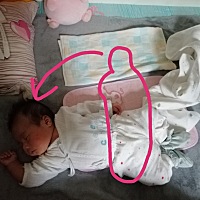 不到50天的小孩就这么调皮吗？一人独霸一张床，都不想为娘休息下，白天睡得香，晚上又该打仗了！😂