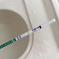 上个月大姨妈5号来、这两天半夜腹痛像痛经一样、大姨妈还没来、今天验了一下、姐妹们帮看看、高龄第一天...