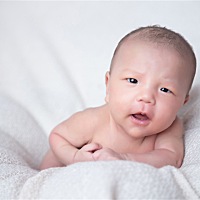 我的女儿，抱起来睡觉，放下就哭，宝妈们有招吗。