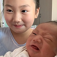 坐月子好漫长！有姑娘儿子陪也不算孤单！每天忙完儿子就累了！🥰 今天姐姐带小宝照相！小宝不配合！期...