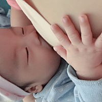 哈哈😄！马上要战胜乳腺炎咯！ 看着儿子吃奶的样子给他最好的哺乳方式老母亲心里倍感幸福！ 宝贝！妈...