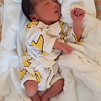 请教各位母乳喂养的宝妈，我家宝宝现在10天，生的时候有3550克，我自己也有奶，每天能挤出个300毫升左右...