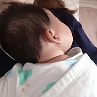 最近发现宝宝右脚抖，速度很快抖几秒钟，昨天听朋友说脚一侧抖就要去看医生，两边都会抖就是正常的，有...