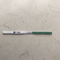 姐妹们帮忙看看这个是不是，有条杠杠，但是很淡很淡的