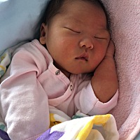过了预产期四天 检查羊水少浑浊 建议马上剖腹产  十月一号下午一点三十 我可爱的佩琦出生了 七斤六两的...