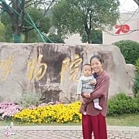 跟宝宝爸爸来杭州。发现杭州山多！我个人认为小区里要爱惜土地。多多种植！例如在小区里就可以种菜吧！...