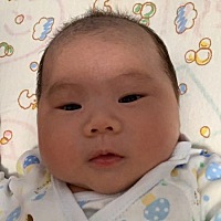 桐桐55天了，小可爱，你真的好乖哦～～能喝母乳也能喝奶粉，什么也不挑，体重有5.3公斤了，给力😊👍...