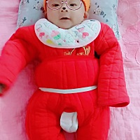 嗨，亲爱的哥哥姐姐，弟弟妹妹们大家中午好，我来给大家打招呼啦，我已经一个月啦，今天天气冷，而且还...