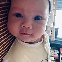 转眼间小乔治快三个月啦.11斤/62cm啦 刚刚出生时候5斤半.变大变长