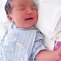 分享一下我的生产经历 9月30号晚上11:30破羊水 10月1号下午7点生下我家宝宝 女孩 6斤四两 顺产 侧切  侧...
