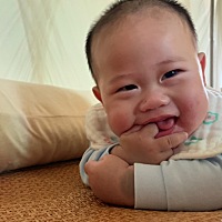 出生在幸福时代的小孩子，这么多人疼你爱你，刚刚睡着了也在哈哈大笑，真是太幸福啦！