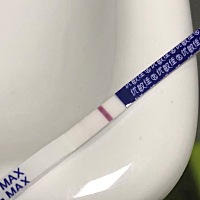 今天是排卵同房后第九天，晚上测的。是我眼花了吗？感觉有一丢丢灰印..