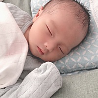 小家伙出生14天啦！跟哥哥真的是一个模子里刻出来的，但是没有哥哥小时候乖哟！最近两天老是两三点醒来...