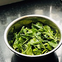 大爱这一抹绿，情不自禁吃了两个，明明不饿的，哈哈！加了核桃油，吃的时候可以丢点给娃儿