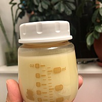 才17天，宝宝吃完了还吸出来这么多 还是母乳方便。一罐奶粉打开就喝了几顿。奶就下来了。看来剩下的只能...