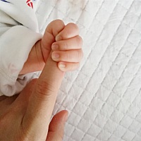 我们今天满月咯。产前体重124，产后出院时108，今天96。