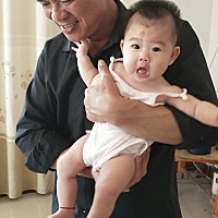 被外公抱上瘾了，以后妈妈怎么办呀！