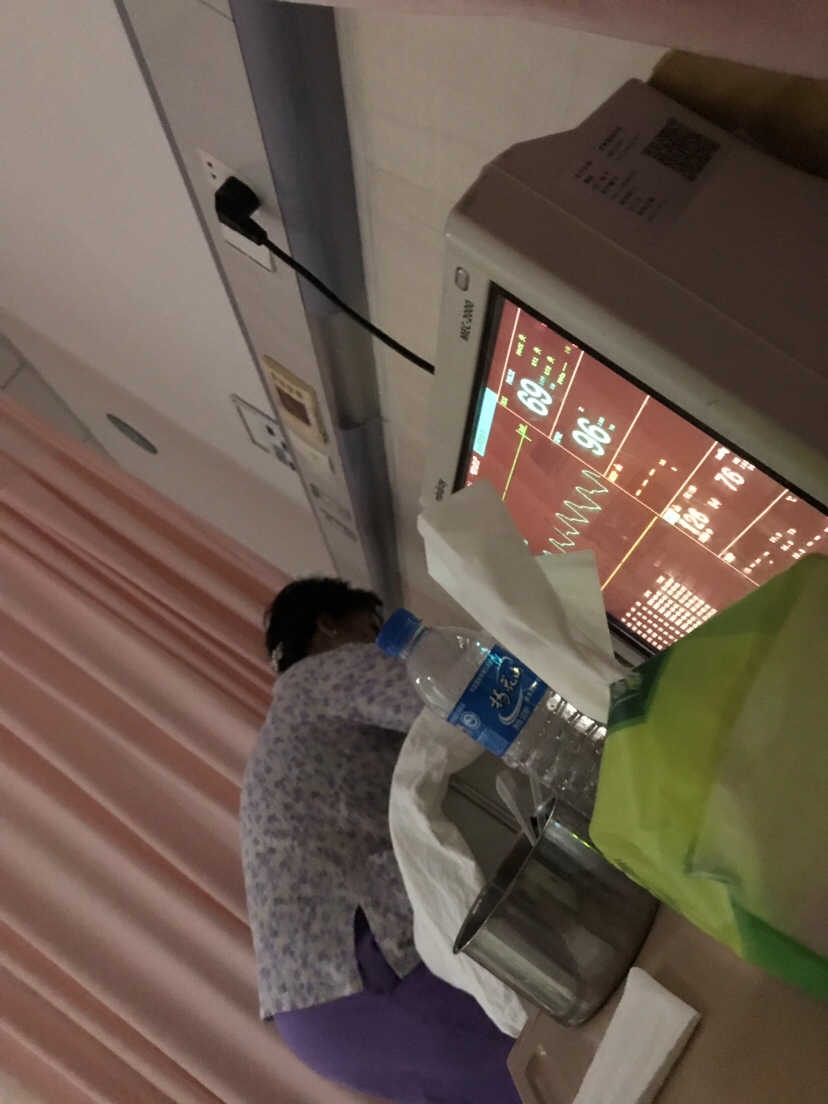 月嫂在照顾宝宝