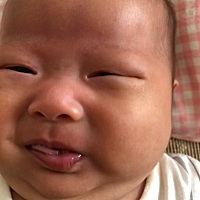 宝宝揉眼睛或是刚睡醒就是双眼皮，睁开了就是单眼皮，以后会是双还是单？